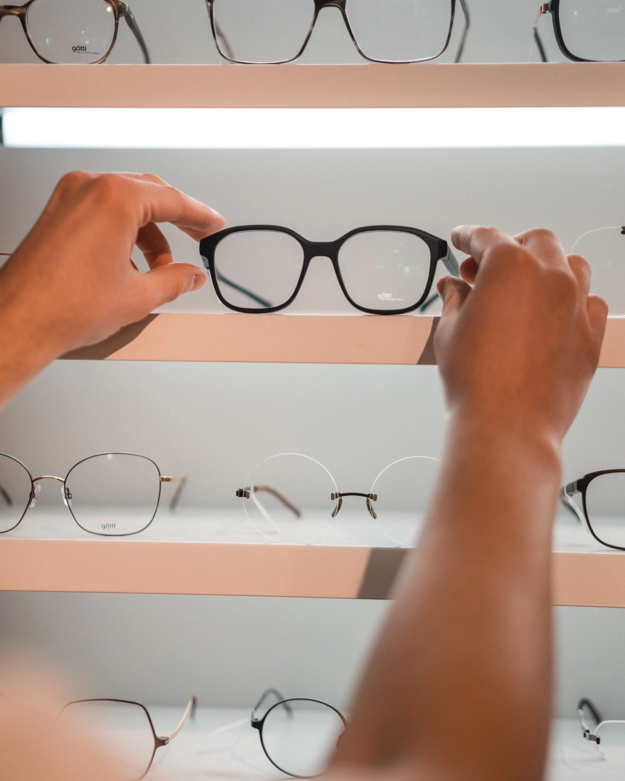Frau mit Designerbrille von Andy Wolf