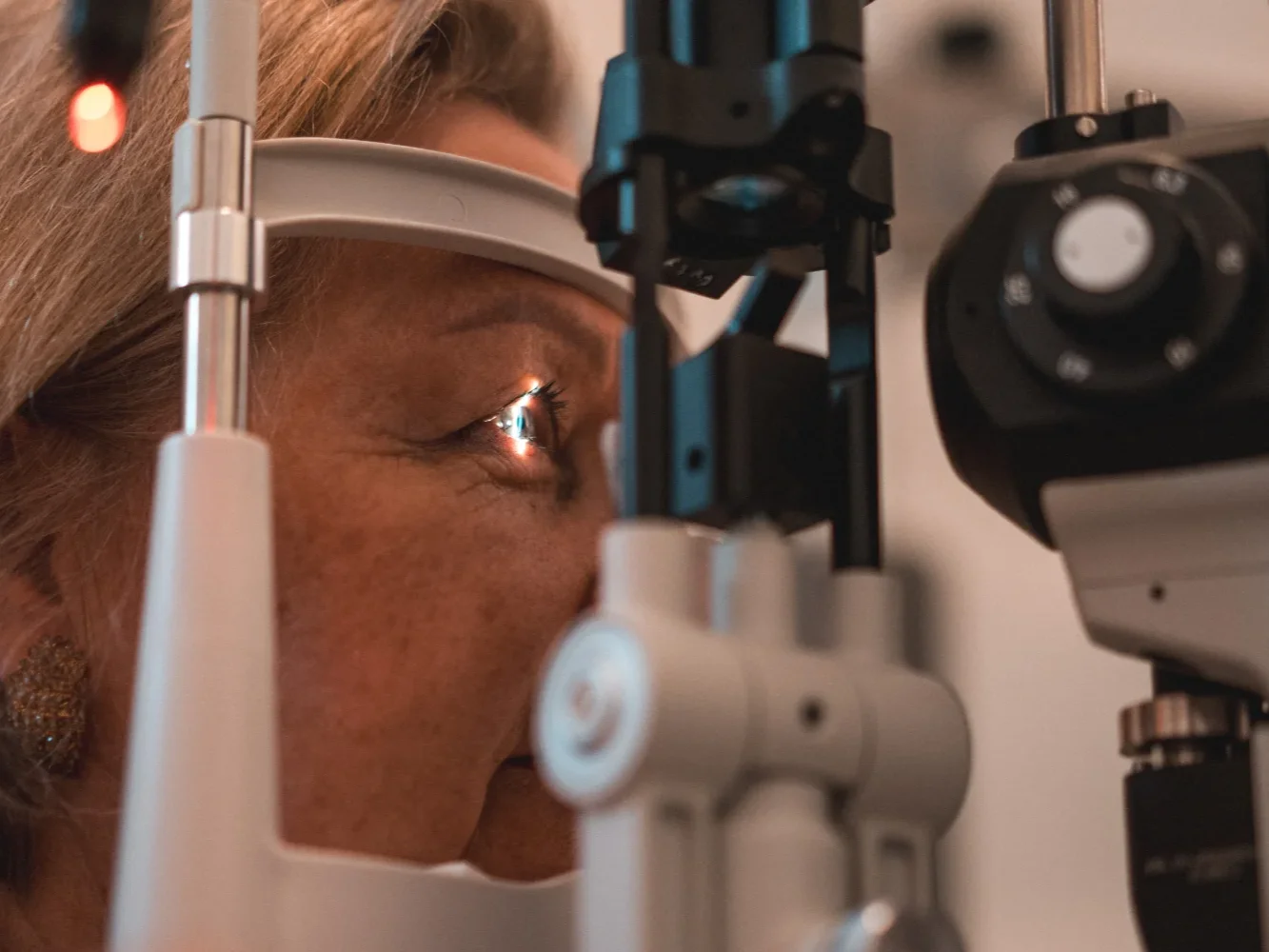 Messung des Augeninnendrucks mit dem Non-Contact-Tonometer